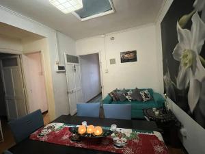 sala de estar con mesa y sofá en Departamento Recreo, en Viña del Mar