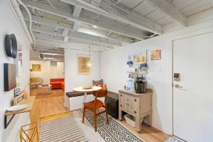 uma sala de estar com uma mesa e um quarto em Mid-Century Vibes Nest em Seattle