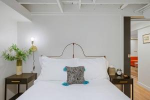 Säng eller sängar i ett rum på Mid-Century Vibes Nest