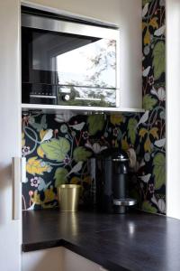 cocina con encimera y microondas en Stor villa nära till centrala Stockholm, en Estocolmo