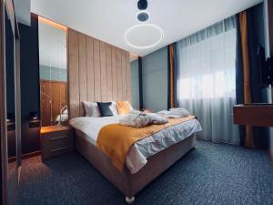 En eller flere senge i et værelse på MOZAIK Apartments & Spa - Modern Apartments with Exclusive Spa Wellness in the City Center, Free Parking, Wi-FI, Sauna, Jacuzzi, Salt Wall