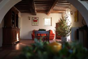 A Casa là - l'Aiola في Paciano: غرفة معيشة مع أريكة برتقال شجرة عيد الميلاد