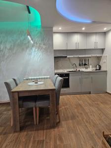 Dapur atau dapur kecil di Apartman Jovanic