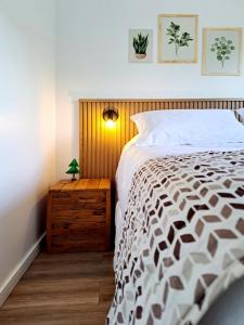 a bedroom with a bed and a wooden nightstand with a bed sidx sidx sidx at Casa dos Lírios in Alto Paraíso de Goiás