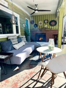 Fotografie z fotogalerie ubytování Swanky Midcentury Ranch v destinaci Andover