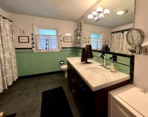 Ένα μπάνιο στο Swanky Midcentury Ranch