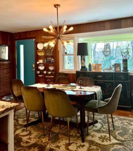 Fotografie z fotogalerie ubytování Swanky Midcentury Ranch v destinaci Andover