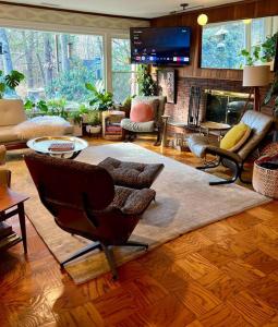 Μια τηλεόραση ή/και κέντρο ψυχαγωγίας στο Swanky Midcentury Ranch