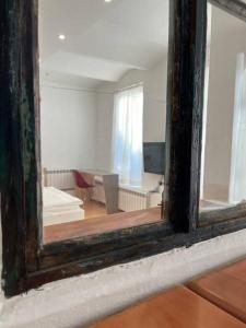 een raam met uitzicht op een woonkamer bij Srce Sarajeva in Sarajevo