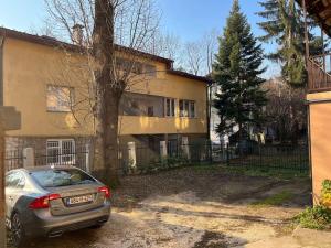 een auto geparkeerd voor een huis bij Srce Sarajeva in Sarajevo