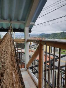 una vista desde el balcón de una casa en HOSTAL MACONDO, en Manizales