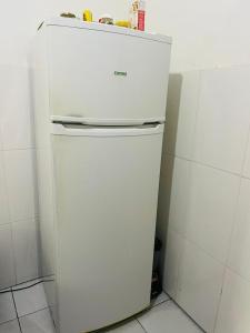 a white refrigerator with its door open in a kitchen at Casa Prox Praia de itapua in Salvador