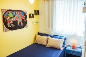 a bedroom with a blue bed and a window at Apto a 350m da Praia de Ponta Verde, em Maceio AL in Maceió