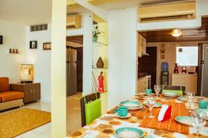 a dining room and kitchen with a table and chairs at Apto a 350m da Praia de Ponta Verde, em Maceio AL in Maceió