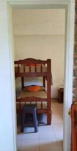een kleine kamer met een bed en een blauwe weegschaal bij Departamento Arroyito - Alquiler temporario en SANTA ROSA DE CALAMUCHITA in Santa Rosa de Calamuchita