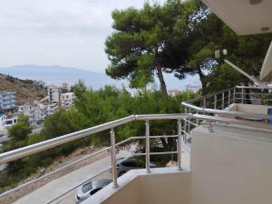 een balkon met een auto op een weg bij Apartament Gjergji in Sarandë