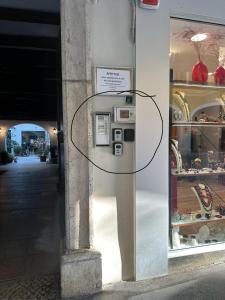 un parquímetro en el lateral de un edificio en Monolocale Centro storico, en Pordenone