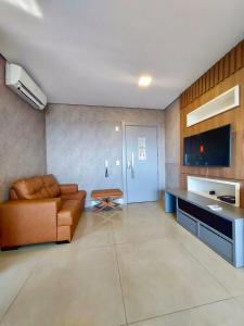 a living room with a couch and a table at Estudio Alto e Aconchegante no 32º andar do Vertigo in Campo Grande +18 photos