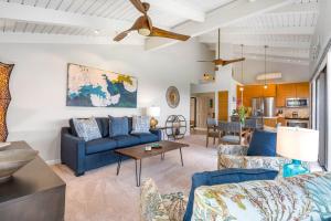 ein Wohnzimmer mit blauen Sofas und einem Tisch in der Unterkunft Luxurious Wailea Ocean Vistas in Wailea