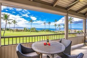 einen Tisch auf einer Veranda mit Meerblick in der Unterkunft Luxurious Wailea Ocean Vistas in Wailea