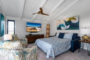 ein Schlafzimmer mit einem Bett und einer Couch in der Unterkunft Luxurious Wailea Ocean Vistas in Wailea + 33 Fotos