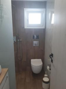 un piccolo bagno con servizi igienici e finestra di Tahtidis 3 a Xánthi