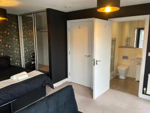 a bedroom with a bed and a bathroom at Family & Business Stays In RG2 - Sleeps Up to 12! in Reading +66 photos