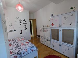 um quarto com uma cama e uma cómoda em Artistica Apartment Skopje, 2 bdr em Skopje