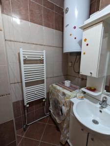 uma pequena casa de banho com lavatório e WC em Artistica Apartment Skopje, 2 bdr em Skopje