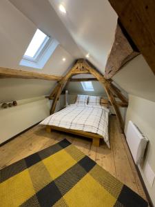 a room with a bed in a attic at Magnifique maison entière, meublée tout confort et son jardin clos privé in Villeblevin