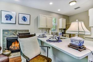 cocina con mesa y chimenea en 5422 Leonard Street, en Fernandina Beach