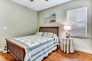 1 dormitorio con cama y ventana en 5422 Leonard Street, en Fernandina Beach