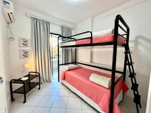 1 Schlafzimmer mit 2 Etagenbetten in einem Zimmer in der Unterkunft Cobertura Baixa Coral Gables in Balneário Camboriú
