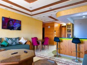 ein Wohnzimmer mit einem Sofa und einem Tisch in der Unterkunft Luxurious Scandinavian-style with swimming pool and play area - Fast wifi in Oued Laou