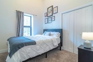 a bedroom with a bed and a window at McCormick Place 420 friendly 3BR/2BA with optional Parking for up to 8 guests in Chicago