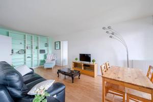 พื้นที่นั่งเล่นของ Appt F2 clair & cosy 60m² + balcon à Clichy/ Paris