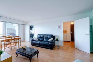 Oleskelutila majoituspaikassa Appt F2 clair & cosy 60m² + balcon à Clichy/ Paris