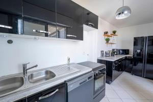 ครัวหรือมุมครัวของ Appt F2 clair & cosy 60m² + balcon à Clichy/ Paris