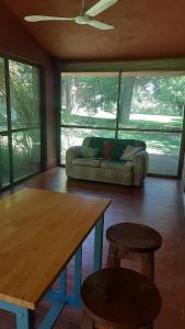 Habitación con cama, mesa y 2 taburetes en La Manquel - Casa y Yungas en Yerba Buena