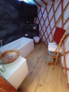 yurta con baño con lavabo y bañera en Jurta Na Skraju Lasu, 