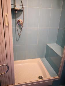 Das Bad ist mit einer Dusche und einer Badewanne ausgestattet. in der Unterkunft La quercia in Gavignano