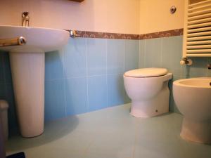 ein Badezimmer mit einem weißen WC und einem Waschbecken in der Unterkunft La quercia in Gavignano