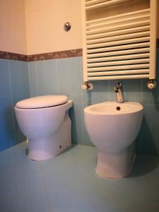 ein Bad mit einem WC und einem Waschbecken in der Unterkunft La quercia in Gavignano