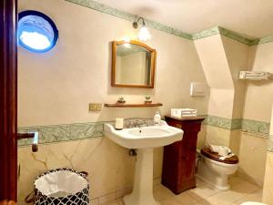 y baño con lavabo y aseo. en Colosseum Luxury Apartment, en Roma