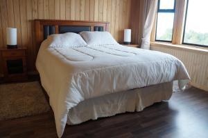 Un pat sau paturi într-o cameră la Cabañas Vista Tranquila Chiloé