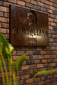 un panneau sur un mur en briques qui indique l'hôtel el barronino dans l'établissement Hotel El Baquiano, à San Juan de Arama