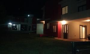 una casa con luces al costado de ella por la noche en Mi Chalet Carlos Paz - Dúplex en Villa Santa Cruz del Lago
