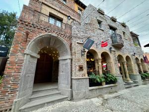 un edificio de ladrillo con arcos en una calle en Loft Sofía en Val'Quirico, en Santeagueda