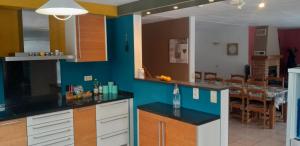 cocina con paredes azules y comedor en Gîte de la Ferme de Lexhy en Stavelot