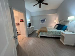 um quarto com uma cama e uma ventoinha de tecto em 2501 S Ocean Blvd, 1215 - Ocean View Sleeps 8 em Myrtle Beach